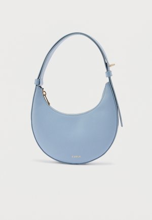 Lichtblauwe handtas van leer in halve maantjesvorm met verstelbare riem en goudkleurig Furla-logo aan de voorkant.