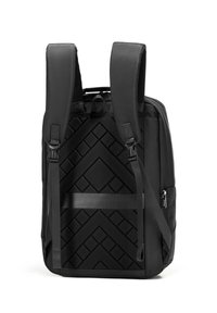 Zaino nero con spallacci in rete imbottita, un motivo geometrico testurizzato sul retro e una tasca laterale con zip per riporre gli oggetti.