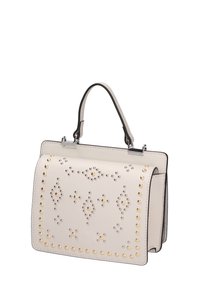 Borsa in pelle bianca con borchie decorative in argento e oro, forma rettangolare, manico superiore e bordi neri a contrasto.