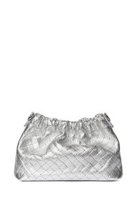 Borsa in metallo argentato con una texture trapuntata, parte superiore arricciata e accenti in metallo circolare. Forma compatta e morbida.