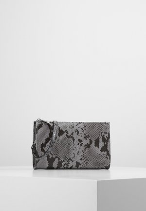 Obdélníková psaníčko na zápěstí s šedým a černým hadím vzorem, zapínáním na zip a připevněným páskem na zápěstí na bílém povrchu.