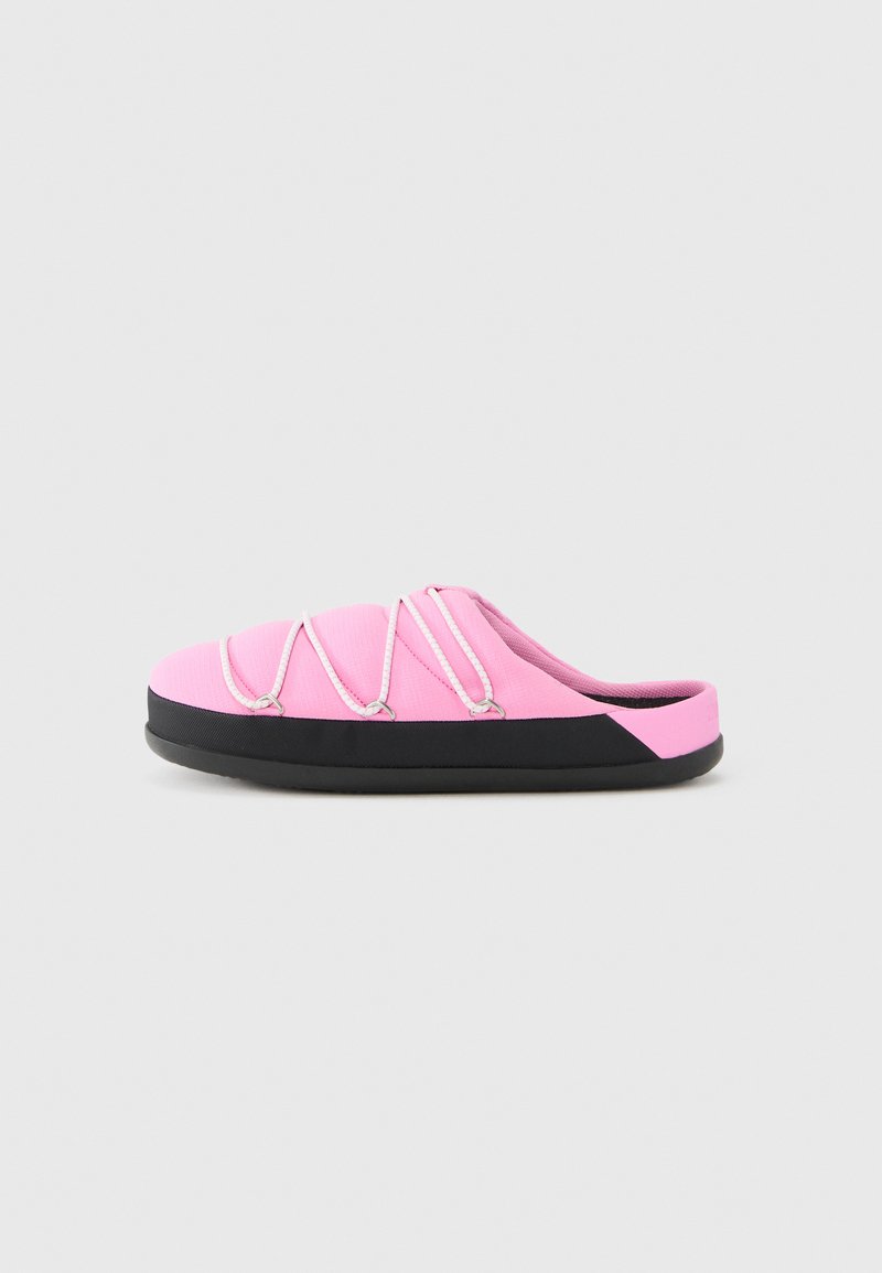 Ροζ παπούτσια τύπου slip-on με υφή στην επιφάνεια, που διαθέτουν λευκές ελαστικές λωρίδες, μαύρη σόλα και στρογγυλεμένο σχήμα.