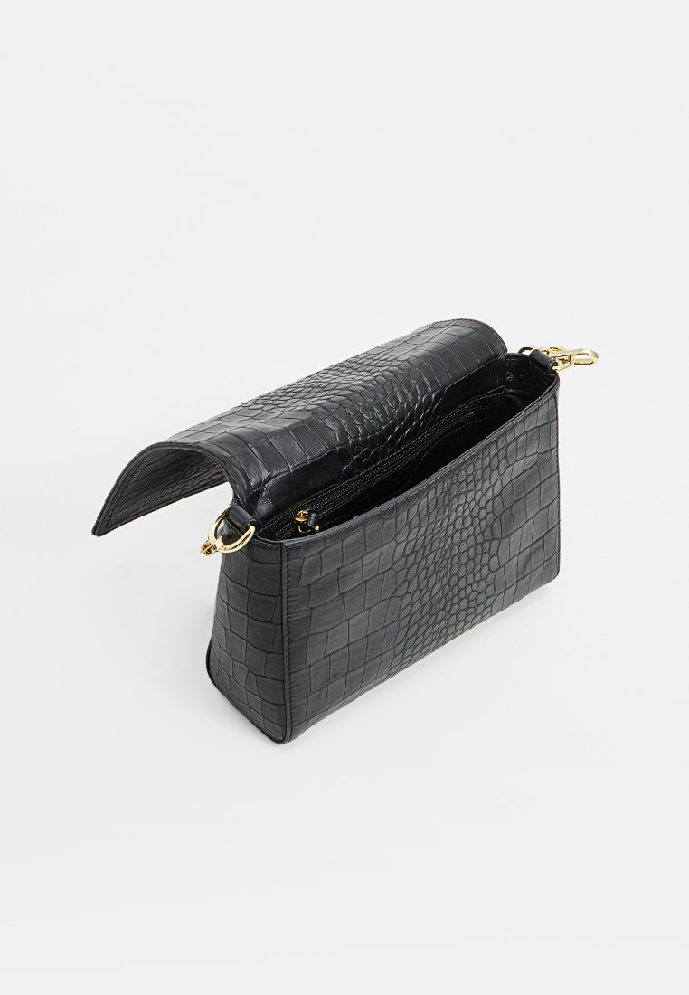Borsa nera in ecopelle con motivo in pelle di alligatore, forma rettangolare, hardware dorato e un collo di apertura che rivela un interno con zip.