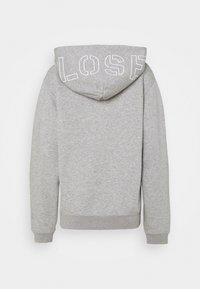 Grå hoodies med mjukt tyg, med vit "LOSF" text broderad på ryggen, samt ribbade muddar och fåll.