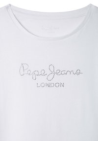 Baltas kokvilnas T-krekls ar apaļu kakla izgriezumu, kurā centrā ir ierakstīts "Pepe Jeans LONDON" sudraba rhinestones. Gluda tekstūra, ikdienišķs dizains.