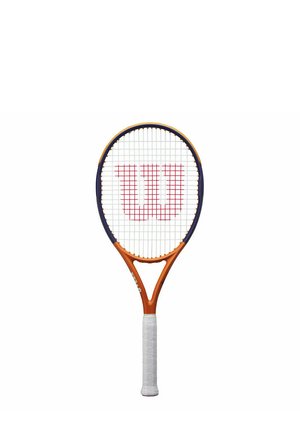 Tennisschläger mit einem orangefarbenen und lila Rahmen, weißen Saiten und einem strukturierten weißen Griff, der auf den Saiten ein großes rotes "W"-Logo zeigt.