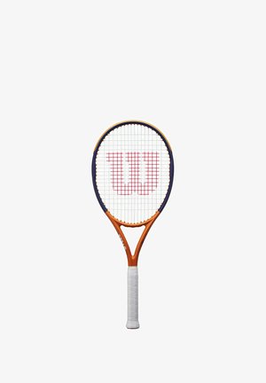 Raqueta de tenis con un marco naranja y púrpura, cuerdas blancas y un agarre texturizado blanco, que presenta un gran logotipo rojo "W" en las cuerdas.