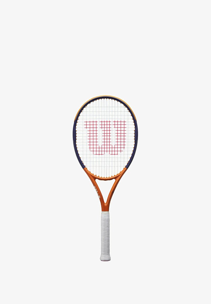 Raqueta de tenis con un marco naranja y púrpura, cuerdas blancas y un agarre texturizado blanco, que presenta un gran logotipo rojo "W" en las cuerdas.