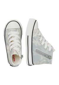Sneaker alte in denim argento con suole in gomma bianca e punta rotonda. Presentano lacci, dettaglio con zip sul lato e accenti neri.