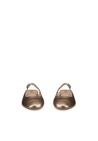 Par bronzefarvede lædersko med slingback, flade såler, rund tå og justerbare spænder, set forfra mod en hvid baggrund.