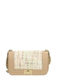 Borsa a spalla in finta pelle beige con una patta intrecciata multicolore texturizzata. Dotata di hardware dorato e tracolla a catena. Forma rettangolare compatta.
