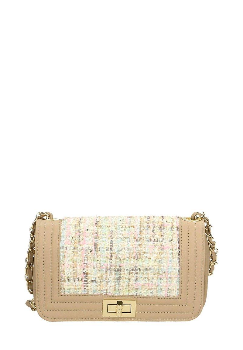 Borsa a spalla in finta pelle beige con una patta intrecciata multicolore texturizzata. Dotata di hardware dorato e tracolla a catena. Forma rettangolare compatta.