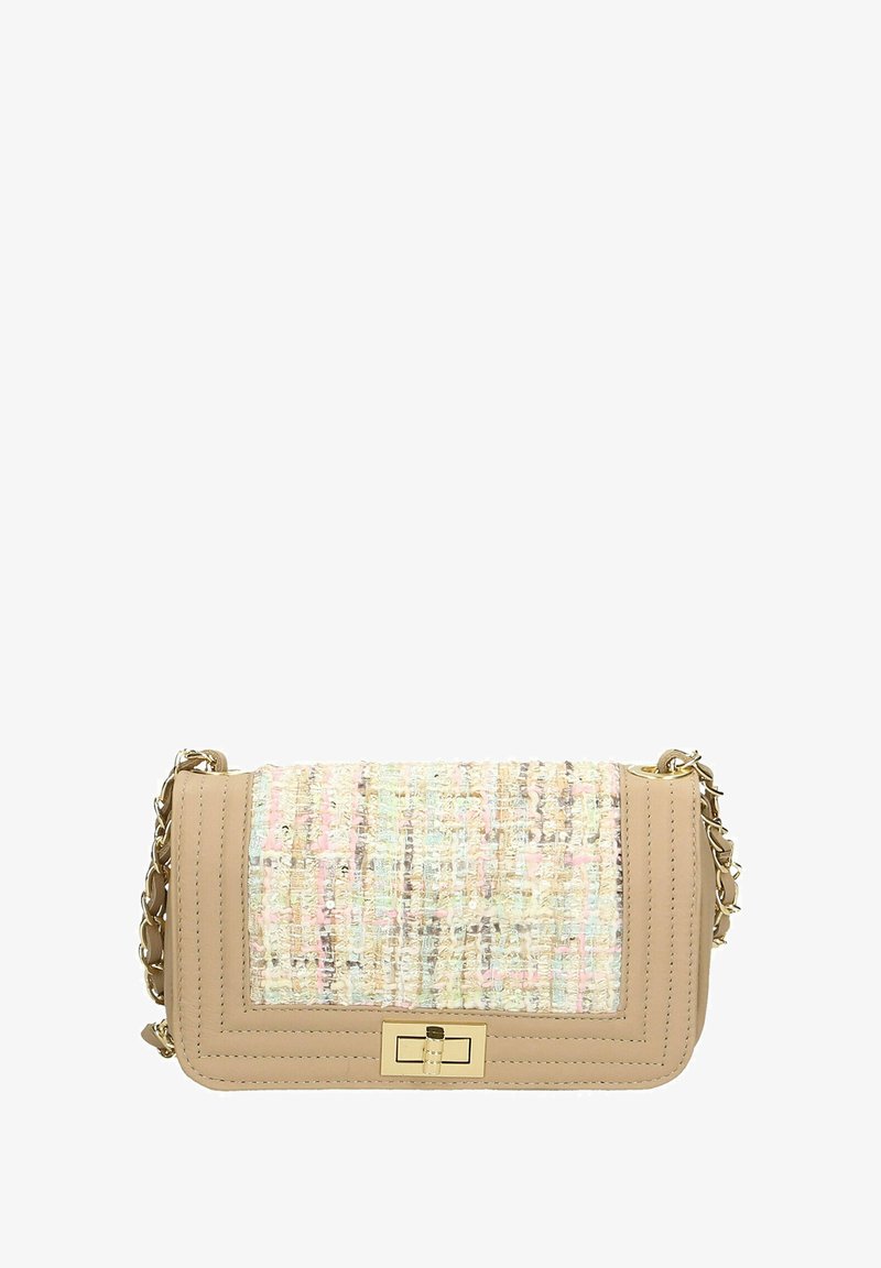 Borsa a spalla in finta pelle beige con una patta intrecciata multicolore texturizzata. Dotata di hardware dorato e tracolla a catena. Forma rettangolare compatta.