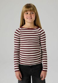 Pikad varrukadega soonikkoes top, millel on burgundi ja valgete horisontaaltriipudega kangas, ümara kaelusega ja musta logoga detail kantidel.