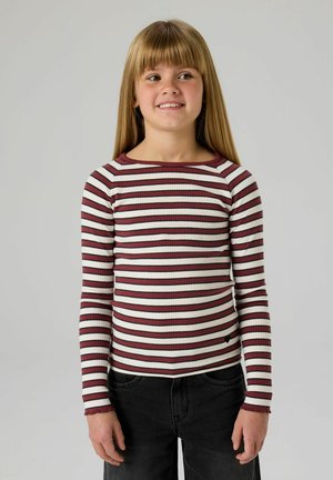 Długi rękaw prążkowanego topu w poziome pasy w kolorach bordowym i białym, z okrągłym dekoltem i czarnym logo na dole.