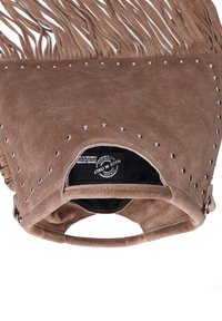 Borsa in suede marrone con dettagli in frange, borchie argentate attorno all'apertura e chiusura con zip. L'etichetta interna riporta "Made in Italy."