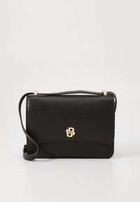 Geantă tip crossbody din piele neagră, cu accesorii aurii, având o textură netedă, închidere cu clapetă și un detaliu cu logo în față.