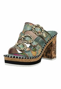 Sandale à talons hauts avec motif floral imposant, trois boucles décoratives et semelle plateforme en liège avec bordure noire et blanche.