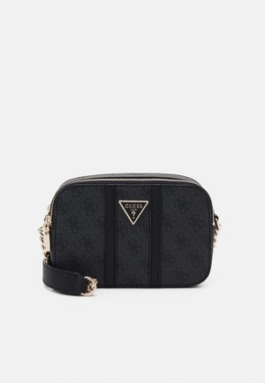 Sac bandoulière Guess noir avec chaîne dorée, motif logo signature et plaque métallique triangulaire avec logo sur le devant.