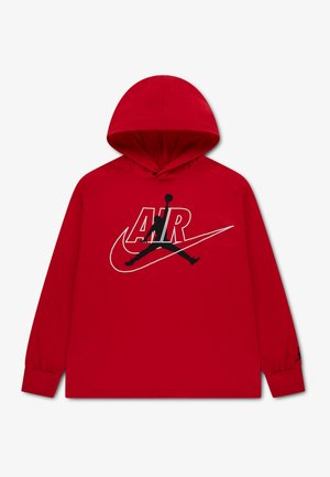 Sweat à capuche rouge avec un grand graphique sur le devant montrant le mot AIR, une silhouette de basketteur et un logo « swoosh ». Pas de fermetures éclair ou de poches visibles.