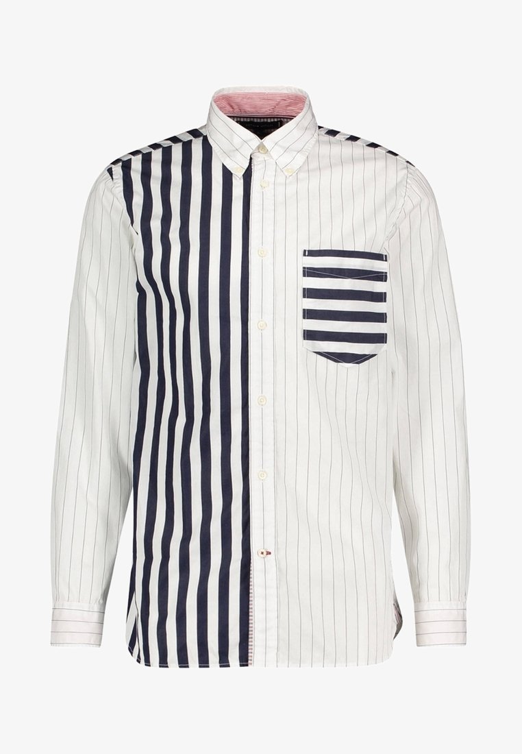 Camicia a bottoni a righe con strisce verticali bianche e blu navy. Presenta una tasca applicata con strisce orizzontali blu navy e un colletto a contrasto.