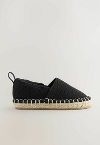 Schwarze geflochtene Espadrille mit spitzem Zehenbereich, ausgestattet mit einer Sohle aus Jute und einem strukturierten Obermaterial. Enthält eine Lasche an der Rückseite.