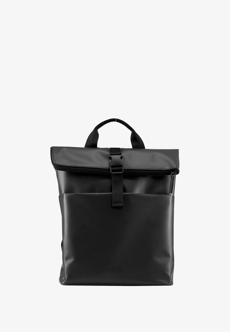 Mochila negra enrollable hecha de material impermeable. Cuenta con un bolsillo delantero, correa ajustable y un asa resistente. Textura suave.