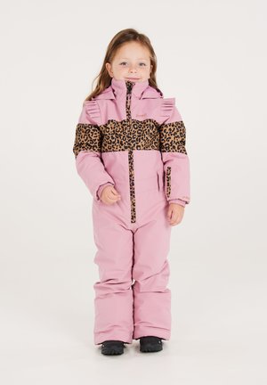 Tutina da neve isolata rosa con una banda a stampa leopardata, dettagli a volant sulle spalle, chiusura frontale con zip e stivali neri. Texture morbida, design imbottito.