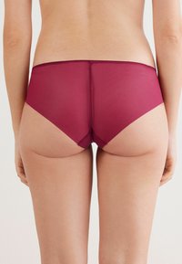 Bordová vysoká spodní prádlo s hladkým povrchem, které má bezejmenný design a minimalistické okraje pro pohodlné nošení.