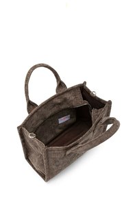 Borsa tote in tessuto marrone con due manici, apertura superiore e una tasca con zip. Superficie testurizzata, ampio interno con foderatura marrone uniforme.