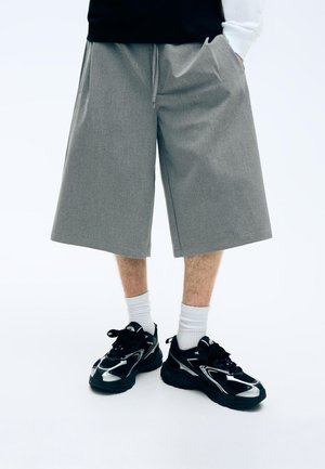 Bershka Športni copati - black