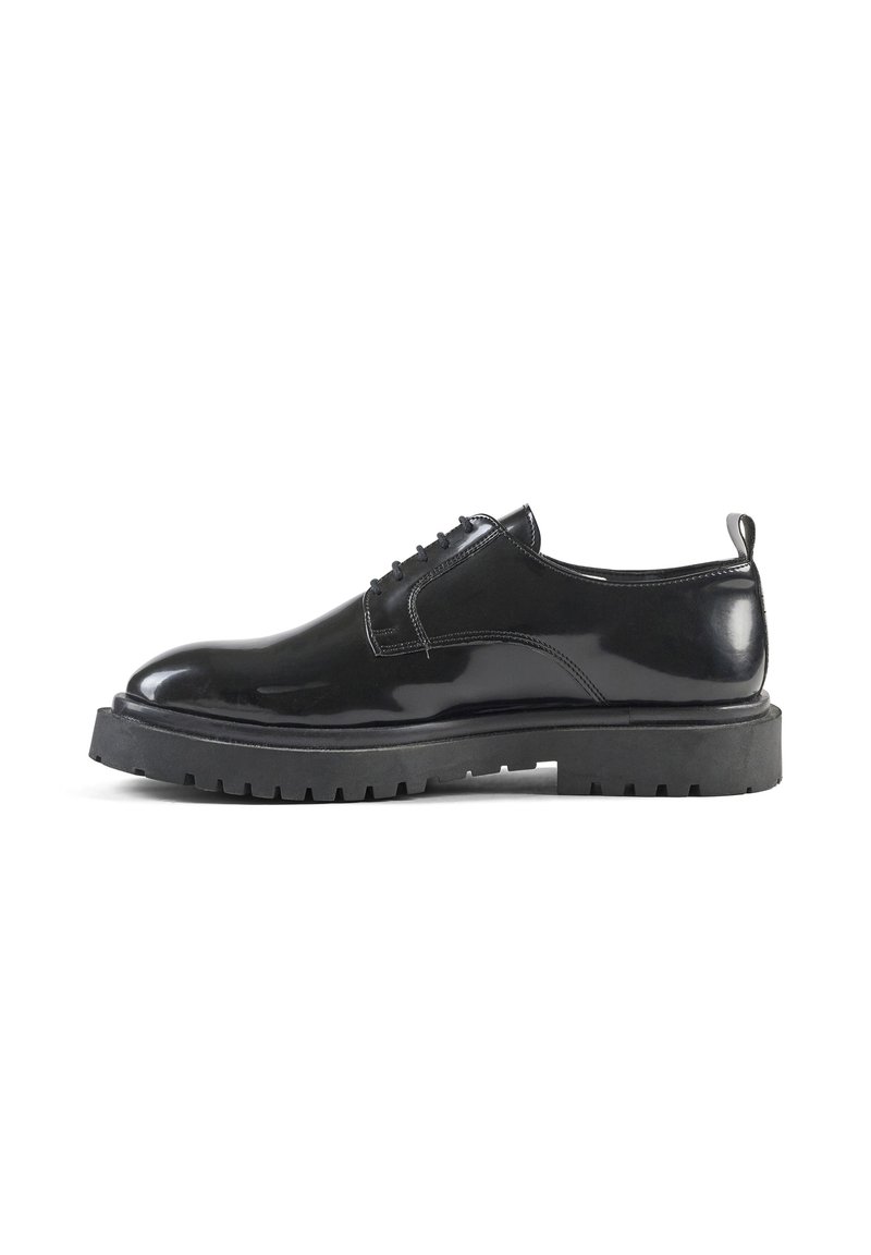 Scarpa in pelle nera lucida con punta tonda, design con lacci e suola in gomma spessa caratterizzata da un motivo di battistrada robusto.