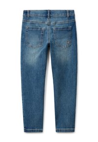 Jeans de mezclilla en lavado azul medio con una textura suave, diseño de pierna recta, dos bolsillos traseros y detalles de costura sutiles.