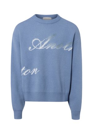 Hellblauer Strickpullover mit weißem kursivem Text, der teilweise über Brust und Ärmeln sichtbar ist, mit gerippten Bündchen und Saum.