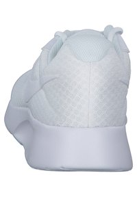 Weißer Sportschuh mit einem strukturierten Mesh-Obermaterial, glatter weißer Sohle und minimalistischem Design. Verfügt über eine abgerundete Ferse und dezentes Branding.