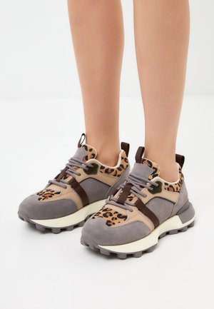 Sneakers grigie e beige con dettagli in stampa leopardata, dotate di un colletto imbottito, lacci marroni e una suola texture per una buona aderenza.