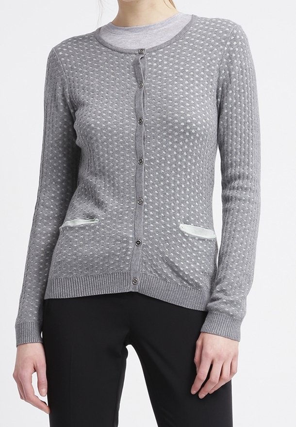 Grauer Strickcardigan mit strukturiertem Muster, Rundhalsausschnitt, Knopfverschluss, zwei hellen Taschen und gerippten Bündchen sowie Saum.