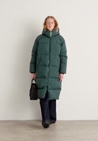 Lacoste Abrigo de plumas - sinople/lapland