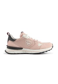 Scarpa sportiva rosa chiaro con tomaia in rete, dettagli in pelle scamosciata e tallone nero. Presenta una suola bianca con macchie e un logo prominente sul lato.