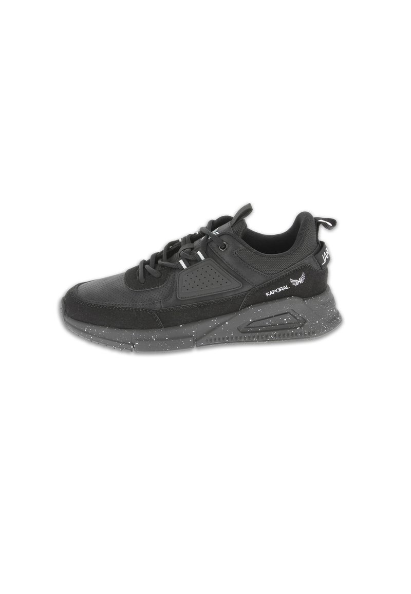 Schwarze Sneaker mit einem Obermaterial aus Netz und Wildleder, einer strukturierten Sohle und weißen Sprenkeln. Verfügt über ein unterstützendes Schnürdesign und Branding.