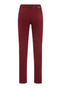 Pantalons slim-fit bordeaux en coton lisse, avec un design classique à cinq poches et un discret patch logo sur la ceinture.