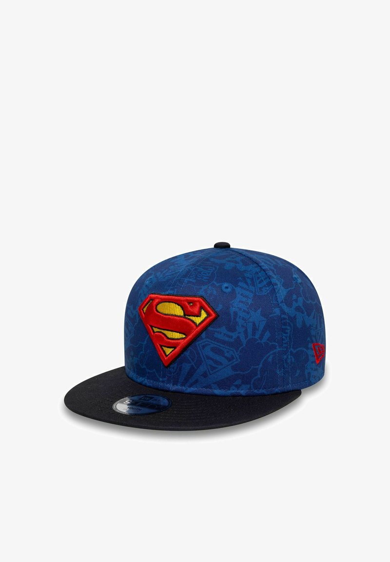 Blaue Mütze mit einem dunklen Schirm, die ein strukturiertes Design aufweist und auf der Vorderseite ein deutlich gesticktes rotes und gelbes Superman-Logo zeigt.