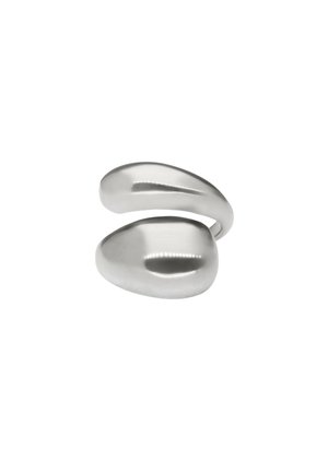 Bague ouverte en argent avec deux extrémités lisses et arrondies se faisant face, présentée sur fond blanc.
