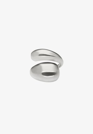 Anillo abierto de plata con dos extremos lisos y redondeados enfrentados, presentado sobre un fondo blanco.