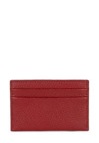Portafoglio in pelle rossa con finitura testurizzata, dotato di più scomparti per carte e dettagli di cucitura minimi lungo i bordi.