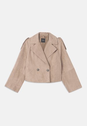 Cropped double-breasted jacket in beige suede, featuring wide lapels, two gray buttons, and shoulder epaulets. Sleeves are wide-cut.