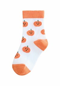 Weiße Socken mit orangen Rippbündchen, die ein durchgehendes Kürbis-Muster in Orange und Grün aufweisen. Baumwollmischung mit glatter Textur.