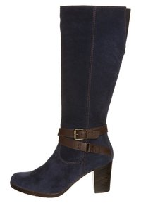 Bota de ante azul marino hasta la rodilla con una tira de cuero marrón y un acento de hebilla. Presenta una puntera cuadrada y un tacón grueso para mayor estabilidad.