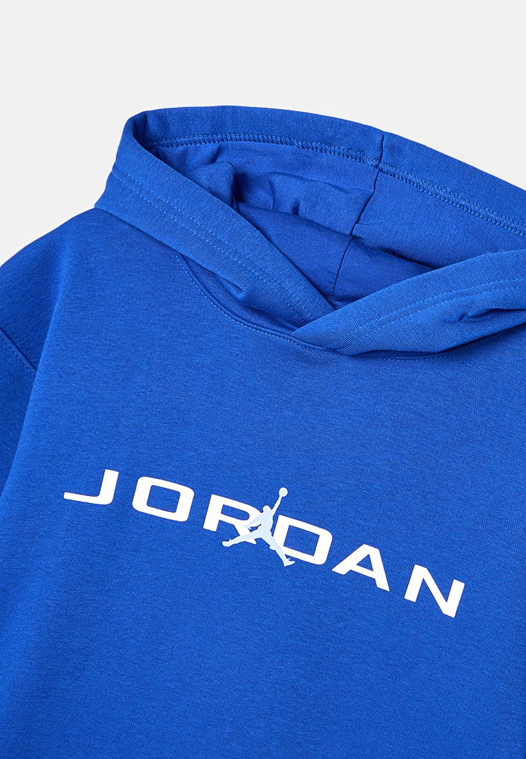 Sudadera con capucha azul que presenta la palabra "JORDAN" en blanco, con un logo de un jugador de baloncesto saltando entre las letras.