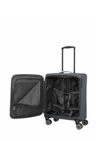 Maleta gris con carcasa rígida, cuatro ruedas, mango extensible y un interior abierto que presenta bolsillos y correas para organización.